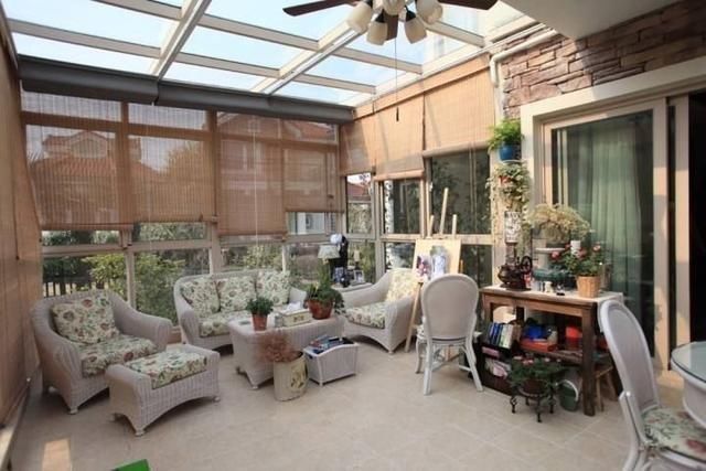 露天院子封閉成陽光房，農村又一景色，這么裝修的不在少數